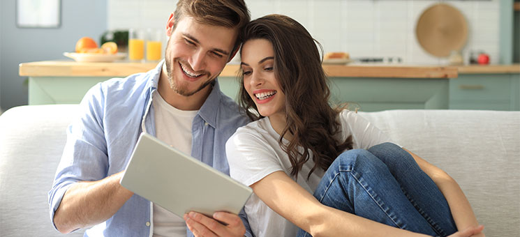Paar-lachen-Tablet-263731305-AS-ty