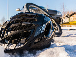 Fahrrad-Schnee-Helm-100832355-FO-Animaflora-PicsStock