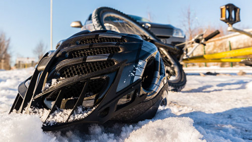 Fahrrad-Schnee-Helm-100832355-FO-Animaflora-PicsStock