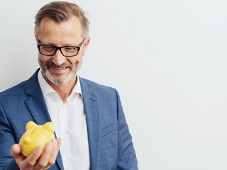 Anzugtraeger-Sparschwein-290574729-AS-contrastwerkstatt