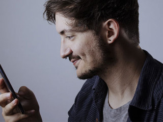 Mann-Smartphone-laecheln-4599956-PB-GustavoWandalen