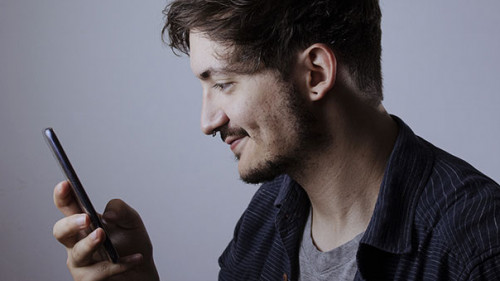 Mann-Smartphone-laecheln-4599956-PB-GustavoWandalen