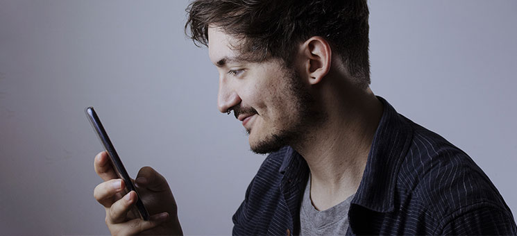 Mann-Smartphone-laecheln-4599956-PB-GustavoWandalen