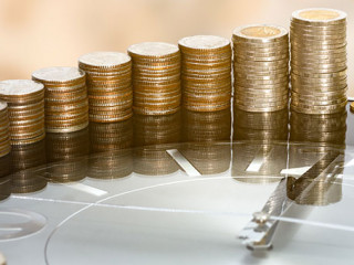 Muenzstapel-auf-Uhr-283640727-AS-redkphotohobby