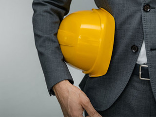 Anzugtraeger-Schutzhelm-293587878-AS-ronstik