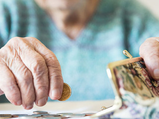 Seniorin-Geldbeutel-277082128-AS-kasto