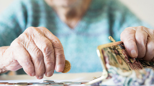 Seniorin-Geldbeutel-277082128-AS-kasto