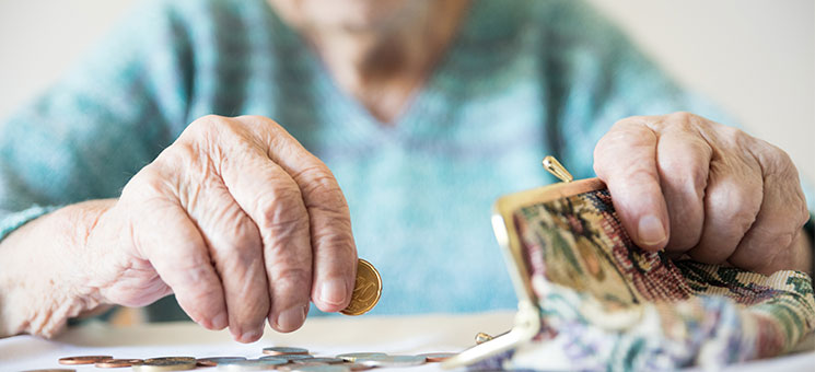 Seniorin-Geldbeutel-277082128-AS-kasto