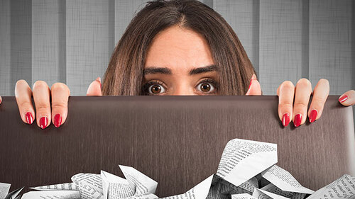 Frau-Angst-Papier-118778519-FO-alphaspirit