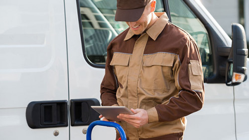 Paketzusteller-Tablet-Auto-100776949-AS-Andrey-Popov