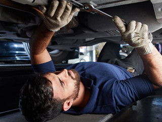 Mechaniker-unter-Auto-303826613-AS-Robert-Kneschke