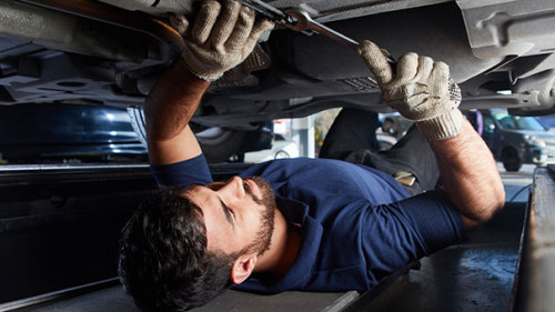 Mechaniker-unter-Auto-303826613-AS-Robert-Kneschke