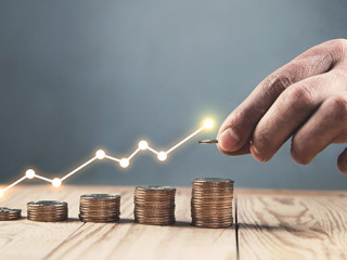 Hand-Muenzstapel-269954978-AS-andranik123