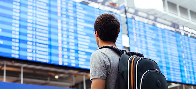 Mann-Rucksack-Flughafen-69918368-AS-Sergey-Furtaev
