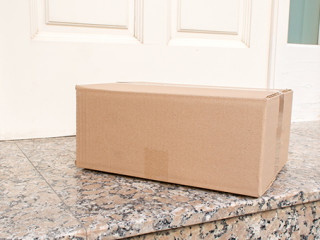 Paket-vor-Tuere-94388786-FO-cunaplus