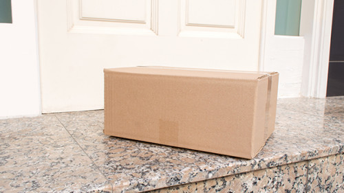 Paket-vor-Tuere-94388786-FO-cunaplus