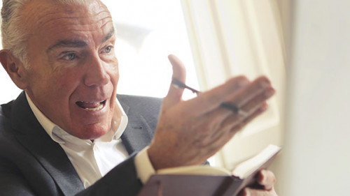 Anzugtraeger-schimpft-Computer-187360764-FO-olly