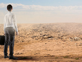 Anzugtraeger-Wueste-182668974-FO-Sergey-Nivens