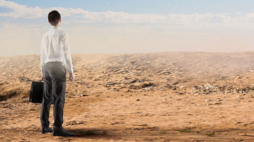 Anzugtraeger-Wueste-182668974-FO-Sergey-Nivens