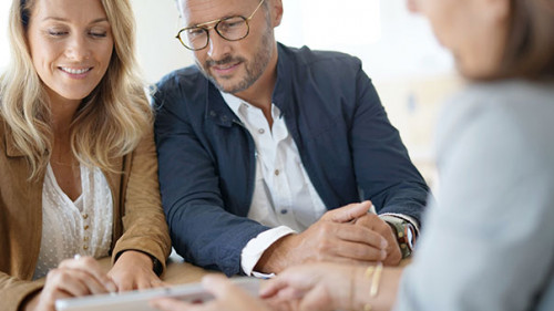 Paar-Anzugtraegerin-Tablet-172382369-AS-goodluz