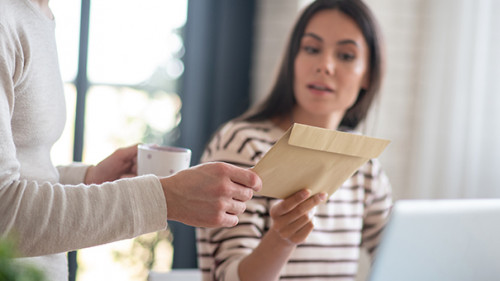 Frau-Mann-Brief-299406777-AS-zinkevych