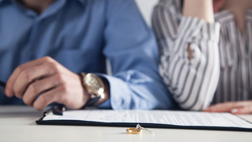 Paar-Ring-Scheidung-262055588-AS-andranik123