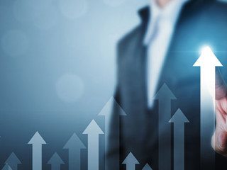 Anzugtraegerin-Pfeile-264946212-AS-Monster-Ztudio