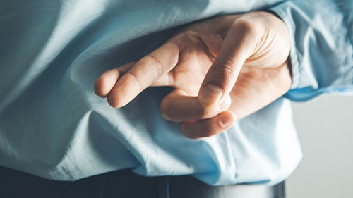 Anzugtraeger-Finger-gekreuzt-241497426-AS-Tiko