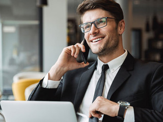 Anzugtraeger-Telefon-Laptop-279826826-AS-Drobot-Dean