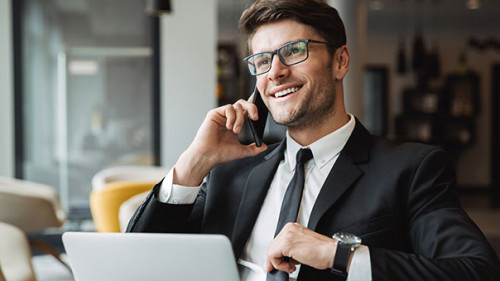 Anzugtraeger-Telefon-Laptop-279826826-AS-Drobot-Dean