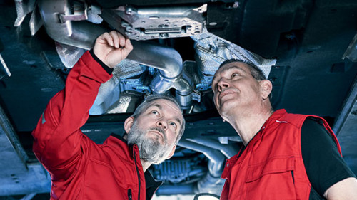 Mechatroniker-unter-Auto-257420836-AS-Karin-und-Uwe-Annas