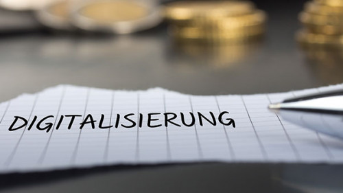 Digitalisierung-Stift-Zettel-Muenzen-238641209-AS-Eigens