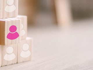 Holzkloetze-Koepfe-274660632-AS-Sumala