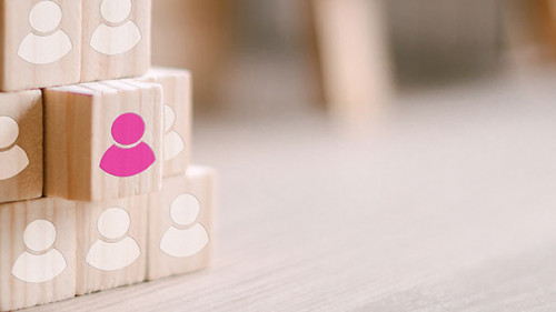 Holzkloetze-Koepfe-274660632-AS-Sumala