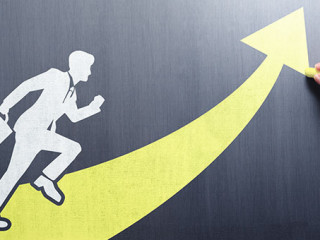 Anzugtraeger-Tafel-Pfeil-277467678-AS-tadamichi