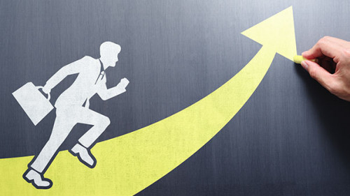 Anzugtraeger-Tafel-Pfeil-277467678-AS-tadamichi