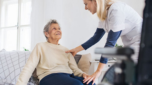 Seniorin-Pflegerin-236999553-AS-Halfpoint