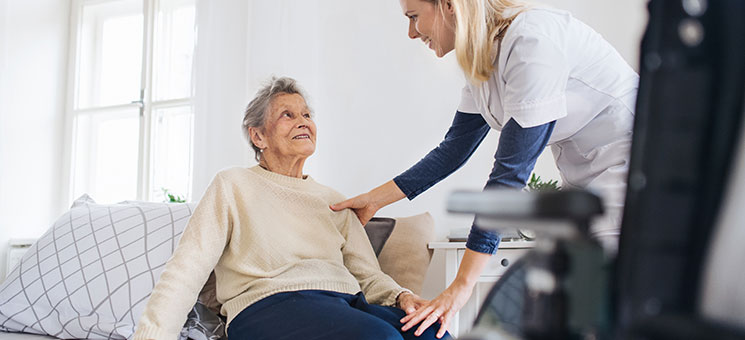 Seniorin-Pflegerin-236999553-AS-Halfpoint