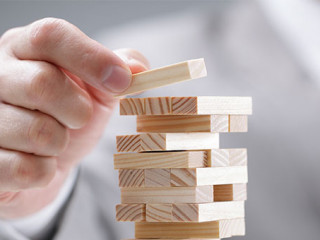 Anzugtraeger-Holzkloetze-Turm-79893140-AS-Brian-Jackson