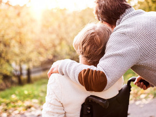 Frau-Rollstuhl-Mann-180726641-AS-Halfpoint