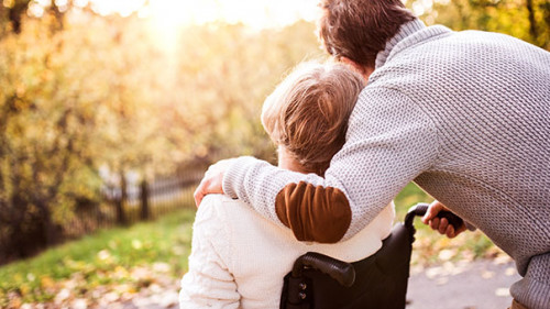 Frau-Rollstuhl-Mann-180726641-AS-Halfpoint