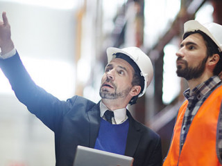 Anzugtraeger-Helm-Lager-151808540-AS-pressmaster