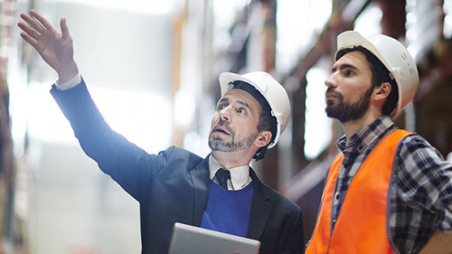 Anzugtraeger-Helm-Lager-151808540-AS-pressmaster