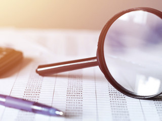 Taschenrechner-Lupe-Papier-291424221-AS-Michail-Petrov