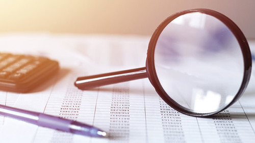 Taschenrechner-Lupe-Papier-291424221-AS-Michail-Petrov