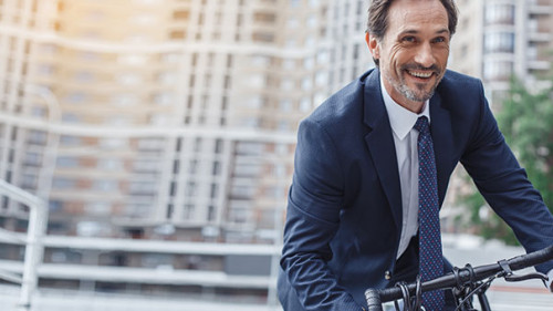 Anzugtraeger-Fahrrad-168407991-AS-dima-sidelnikov