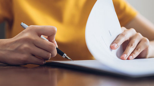 Frau-unterschreibt-283632447-AS-sitthiphong