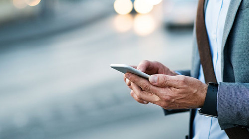 Anzugtraeger-Smartphone-183341469-AS-Halfpoint