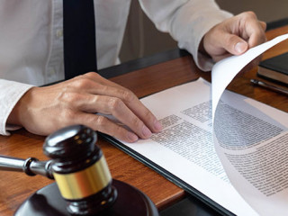 Anzugtraeger-Richterhammer-Papier-278482044-AS-ntinai