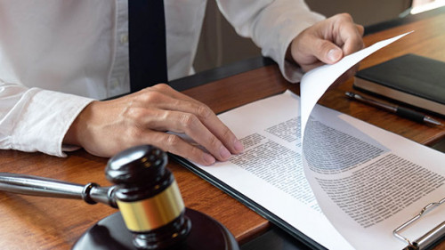 Anzugtraeger-Richterhammer-Papier-278482044-AS-ntinai